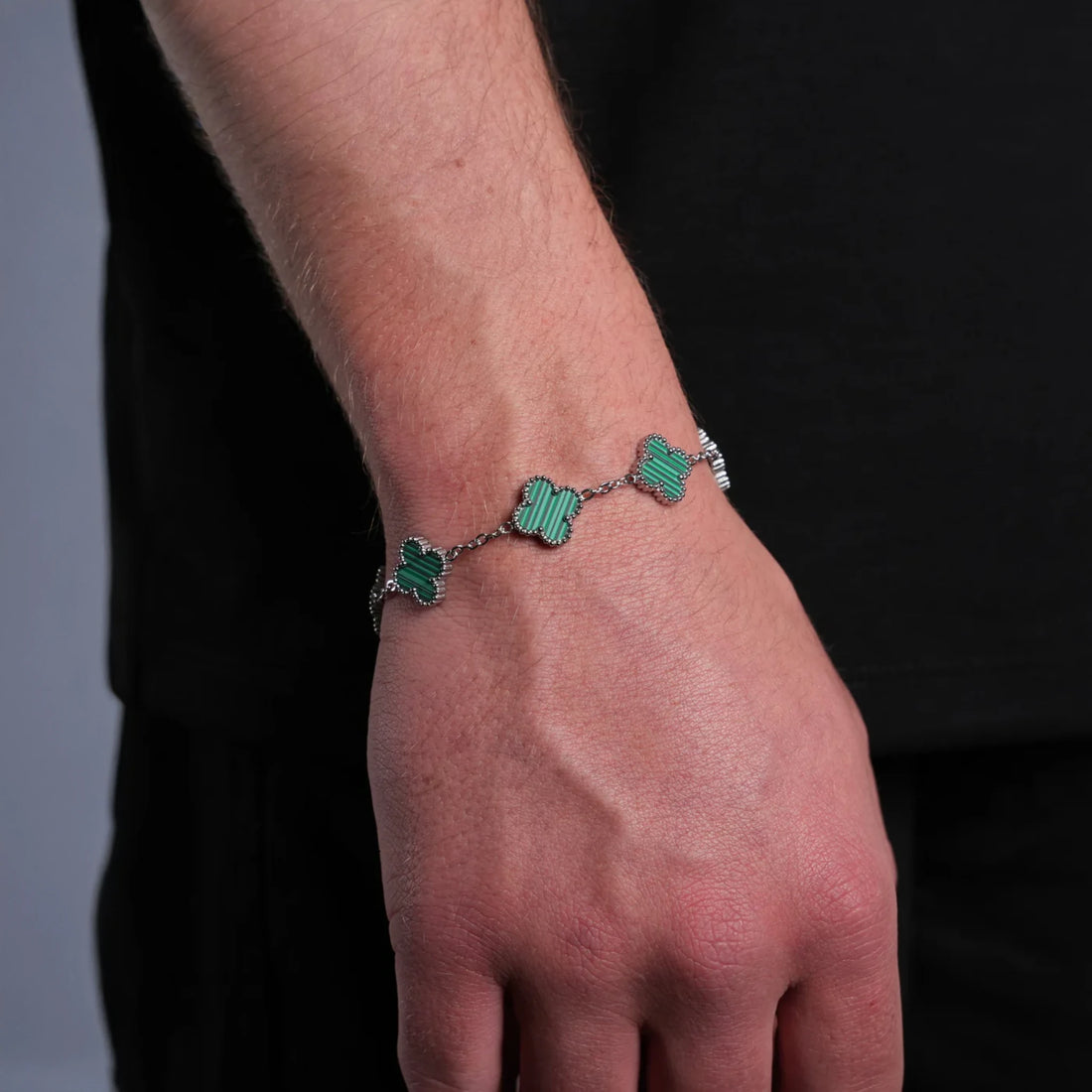 צמיד תלתן ירוק בציפוי זהב לבן