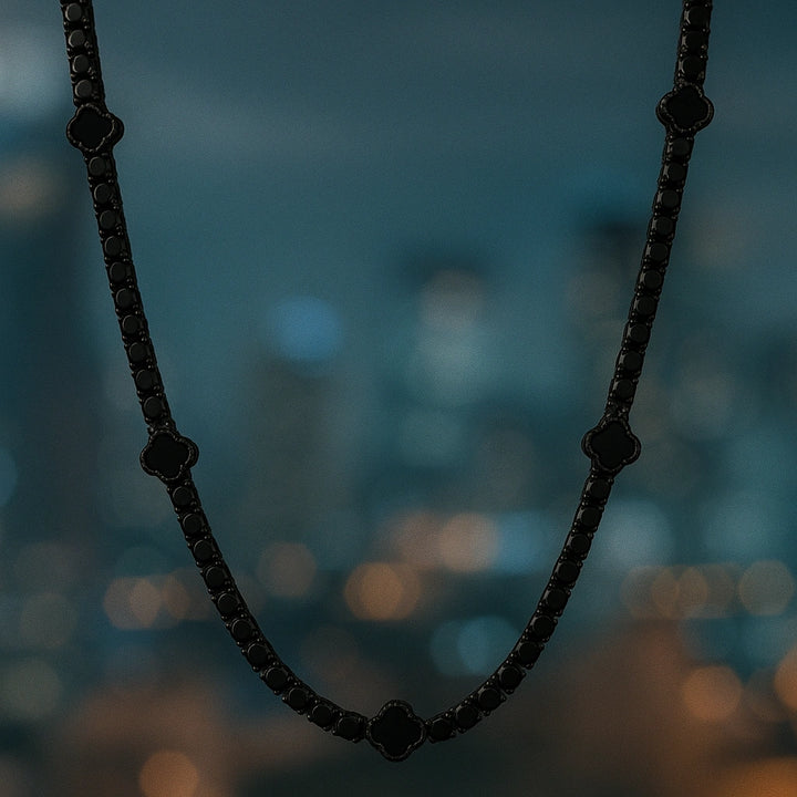 שרשרת טניס שחורה עם תלתנים