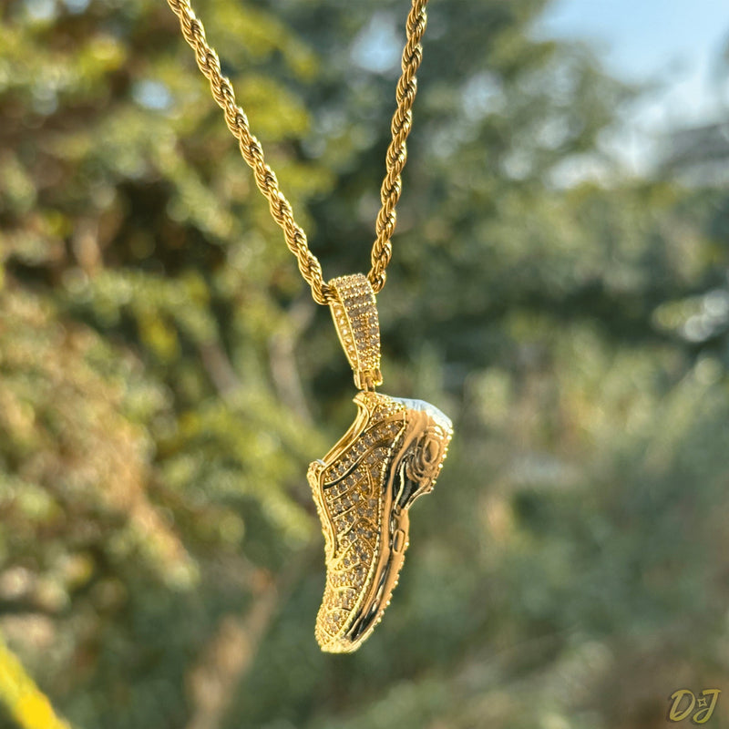 שרשרת לגבר | תליון נעל סניקרס בצבע זהב