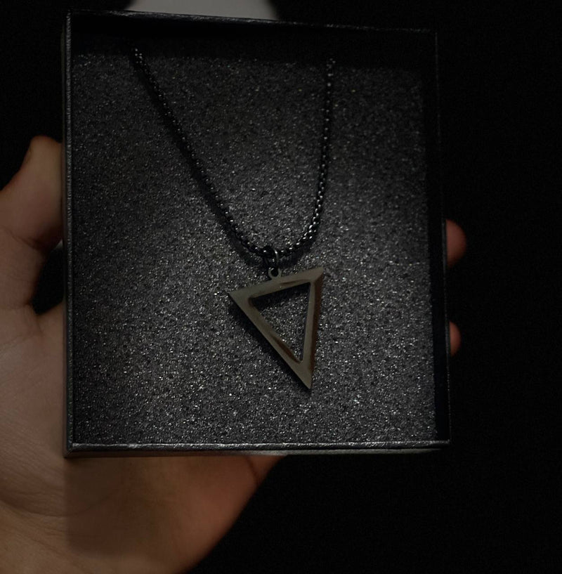 שרשרת שחורה לגבר משולש